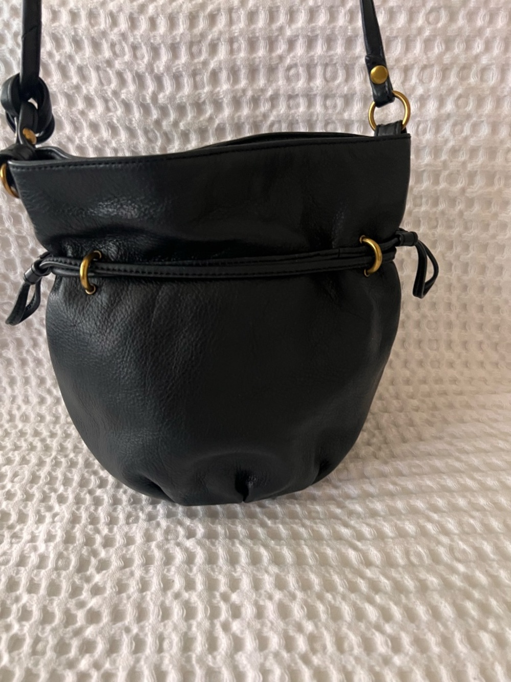 HOBO Black Pebbled Leather Bucket Bag Crossbody Drawstring Brass Hardware - Picture 3 of 16